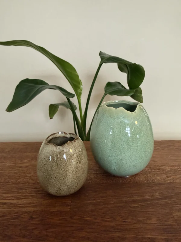 Brun og grøn æggevase