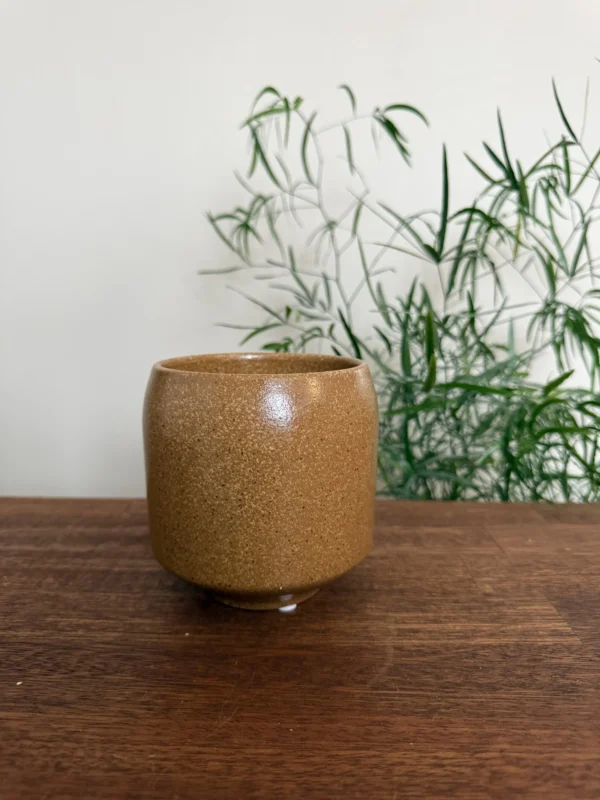 Brun/okkerfarvet krukke til plante