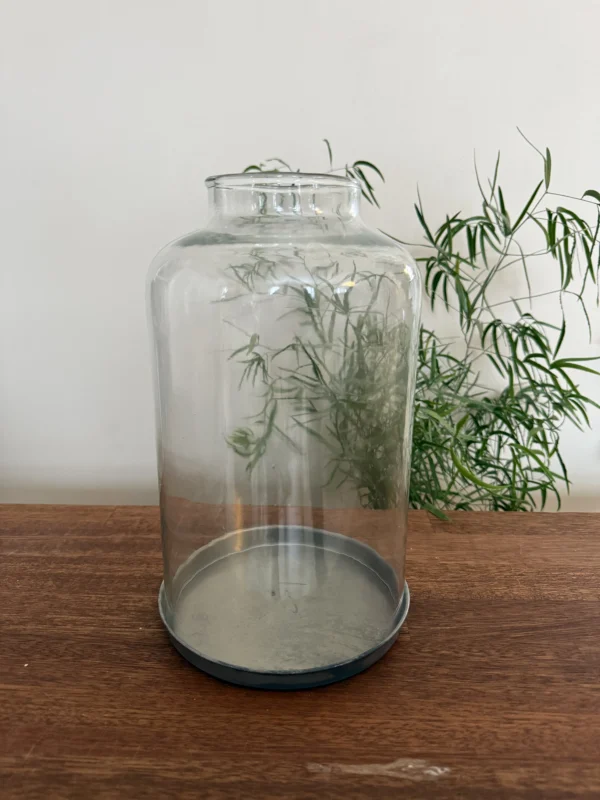 Glasklokke med åbning foroven på bakke