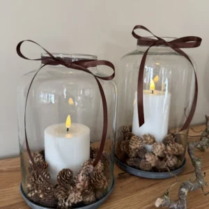 Glasklokker med lys og kogler